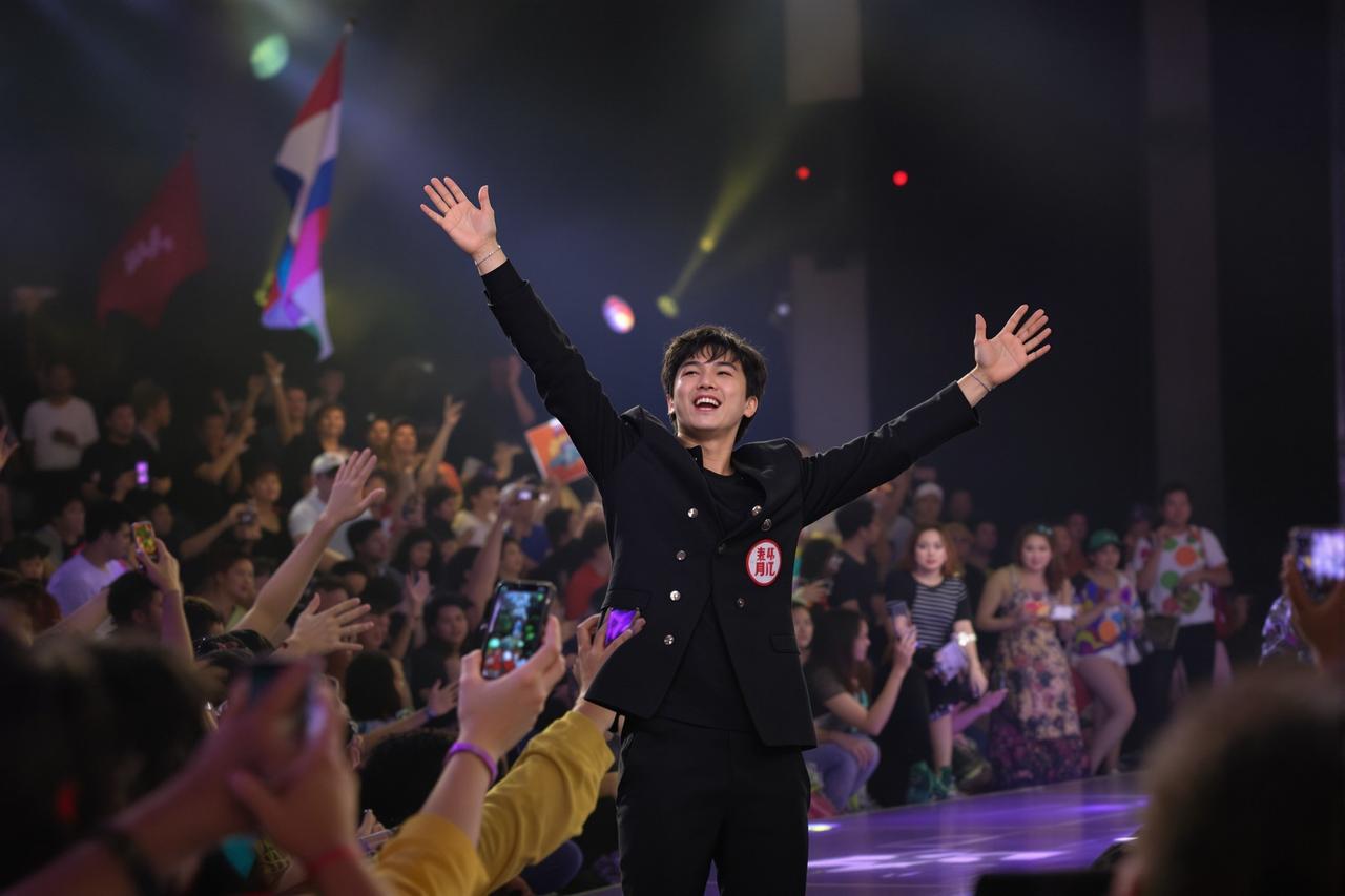 多多视频影迷见面会圆满举行，万名粉丝热情参与